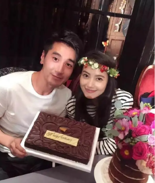 高圆圆|高圆圆亲自驾63万车出游,穿无袖紧身衣身材丰腴,淡妆出镜显知性