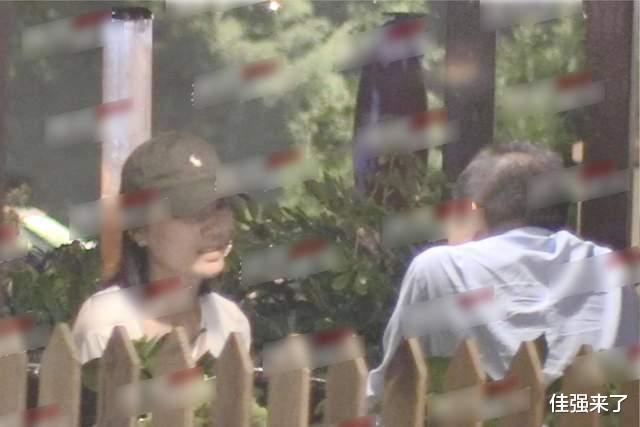 李亚鹏陪产后四个月的嫩妻“放风”吃烧烤,肚腩跟秃头太抢镜了