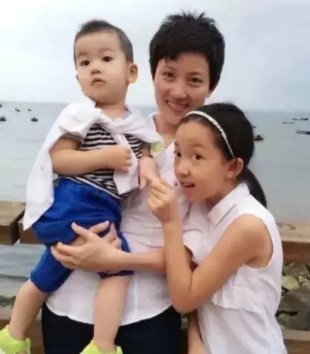 央视|连续主持18年央视晚会,和妻子结婚18年仍恩爱如初,一家四口幸福