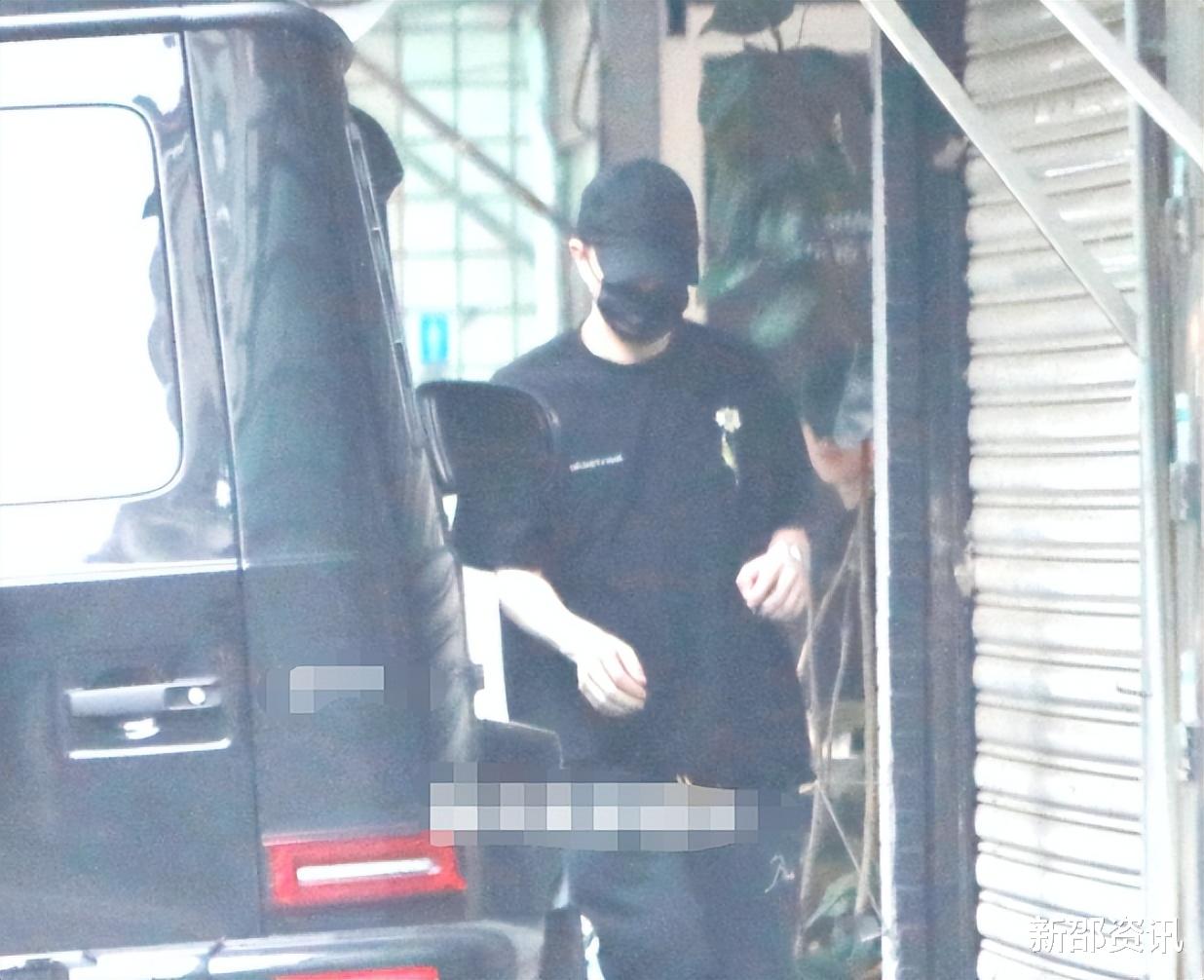 房祖名|39岁房祖名罕露面，开200万豪车违规乱停，坐路边抽雪茄表情享受