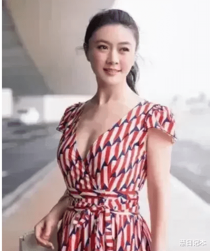 不愧大连实德老板娘,真的是太漂亮了,46岁的他看起来像18岁的小姑娘一样