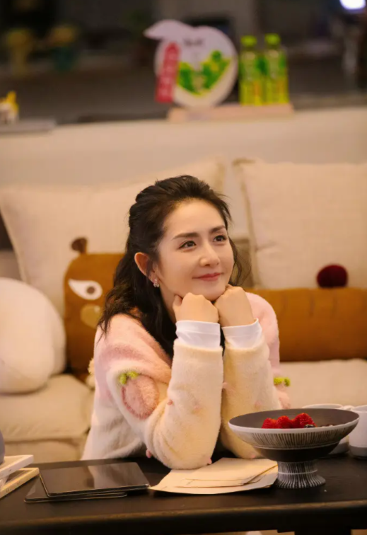 谢娜|谢娜主持功力遭质疑，被那英宁静牵着走，瞪眼睛六神无主表情抢镜