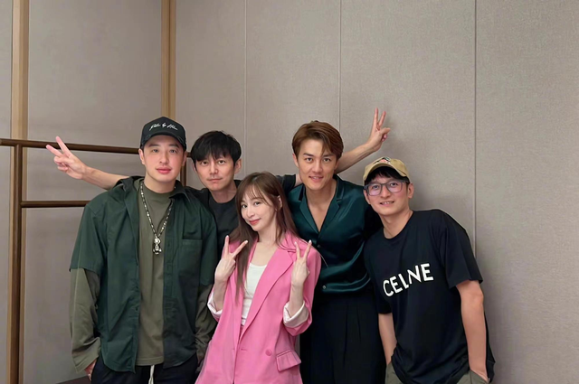 何炅|48岁何炅娇小似女生,低调买咖啡巴掌脸抢眼,真实身材曝光引热议