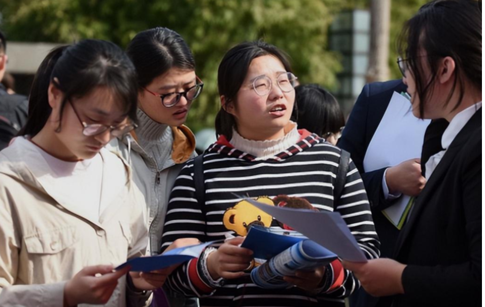 应届毕业生|二本生面试,要6000元的工资,被怼了,面试官:你真敢开口啊