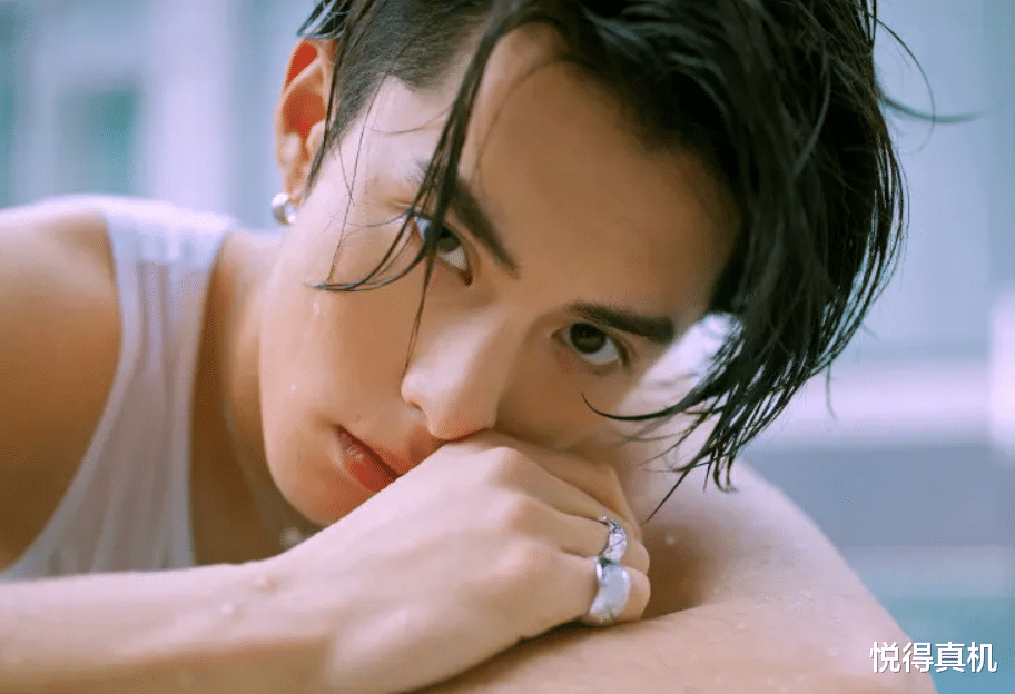 王鹤棣|王鹤棣,一个懂得自我接纳的人,看着他就由衷的自在与快乐