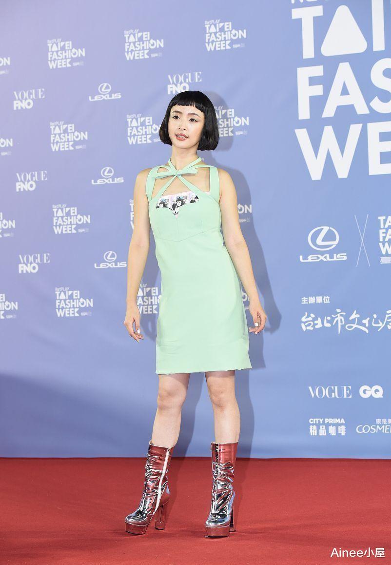 林依晨|林依晨身材保持得真不错，穿抹胸裙显出骨感身形，看着好似贵妇