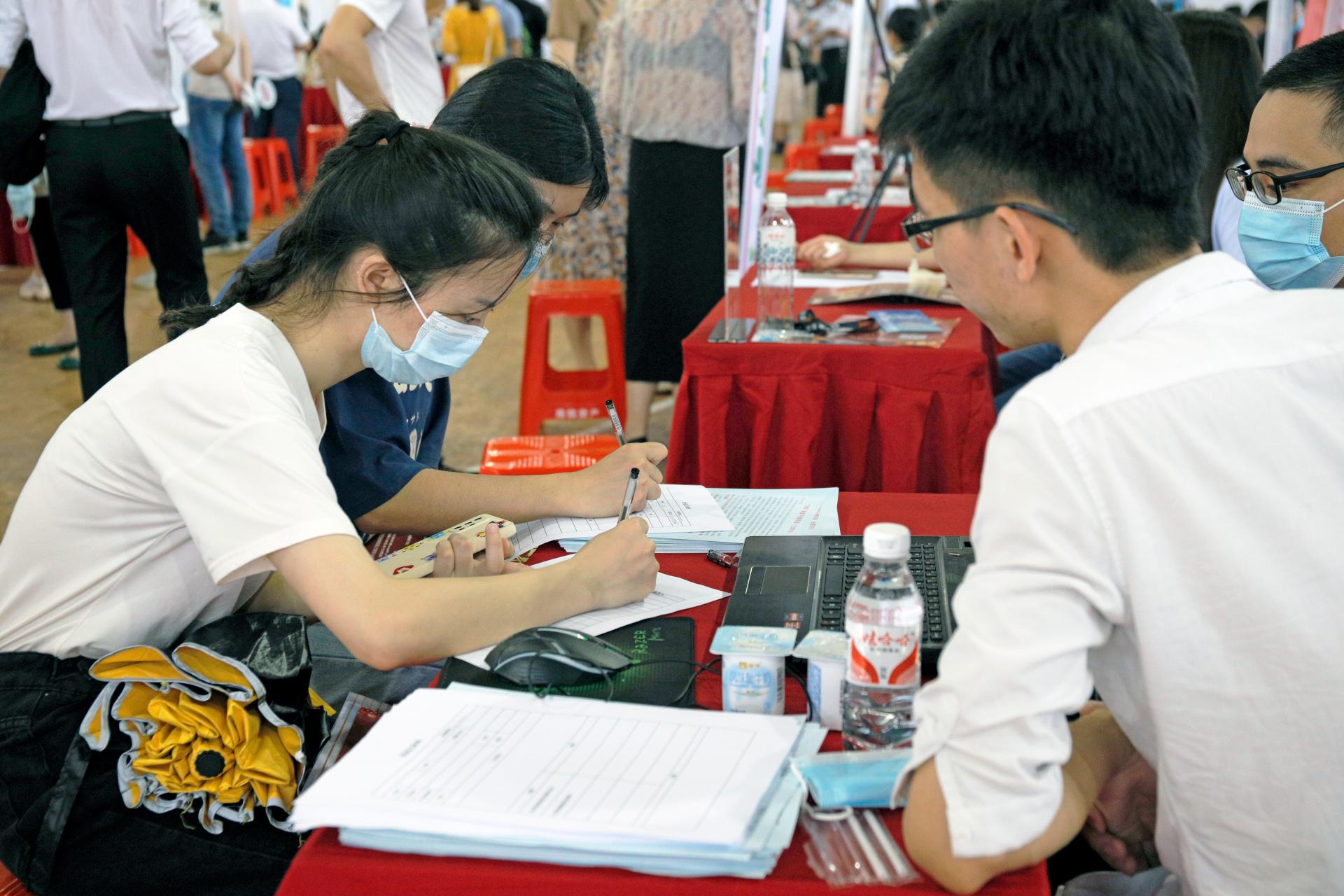 高校|高校如何解决应届毕业生的就业问题