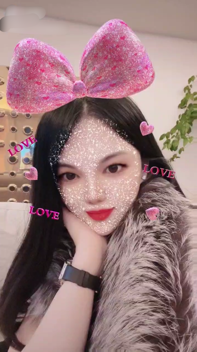 李湘|李湘被正式求婚了?右手无名指戴超大钻戒,屏幕写满“爱”疑官宣