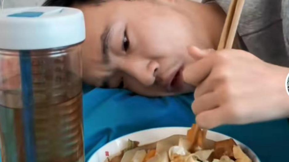 甘肃：脑瘫男孩每天躺着吃饭，网友：养着的意义在哪？