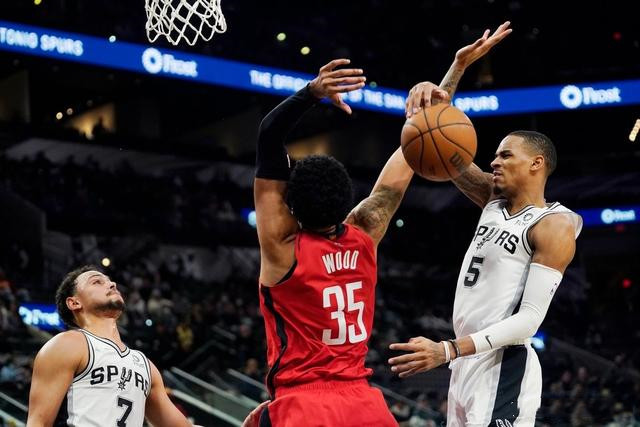 火箭隊|轟32+10+11創(chuàng)55年紀(jì)錄！球隊卻輸?shù)箶?shù)第一，賽后他昂首離開！