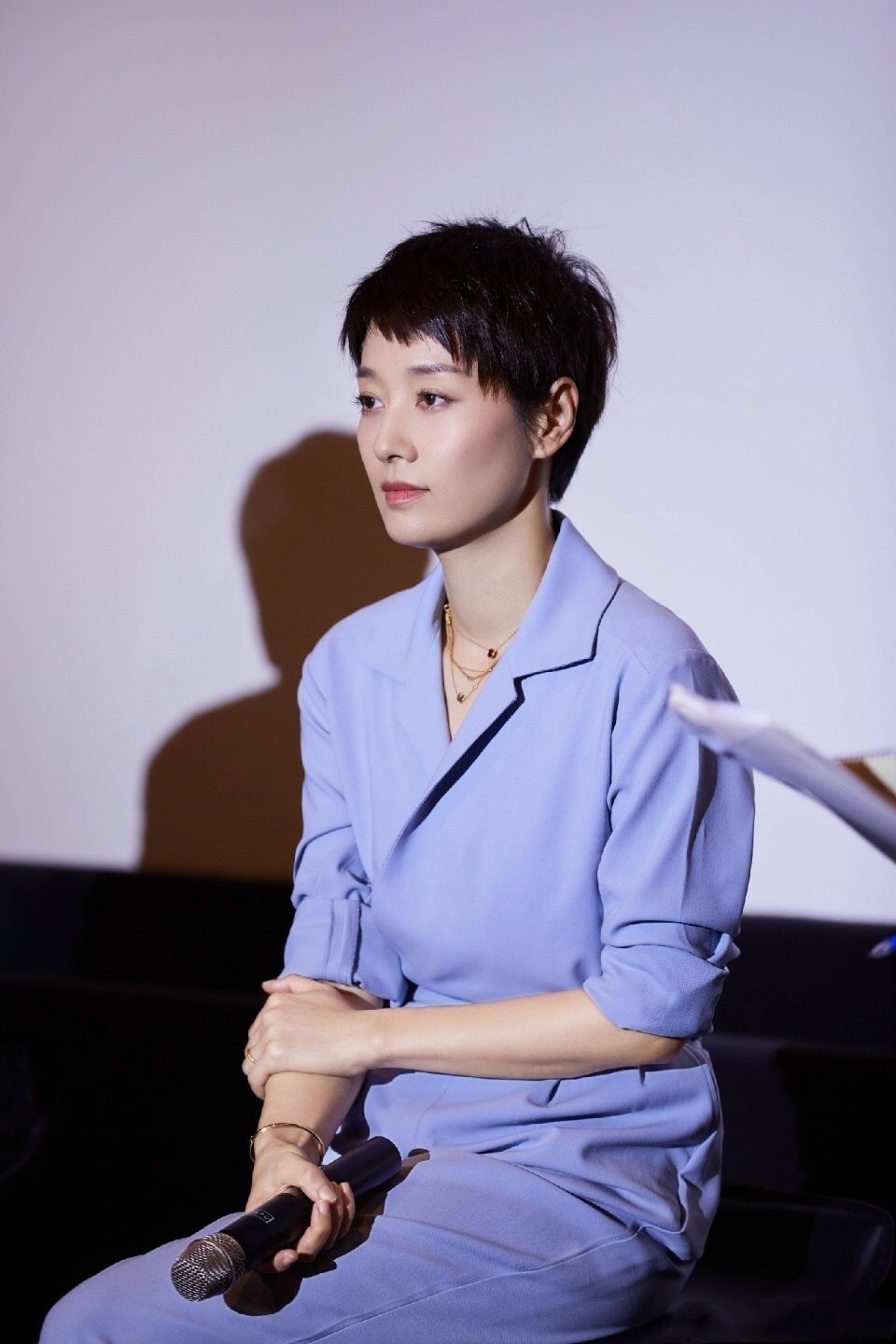 看到剪去长发的马伊琍才明白：中年女人留短发，气质可以变高级