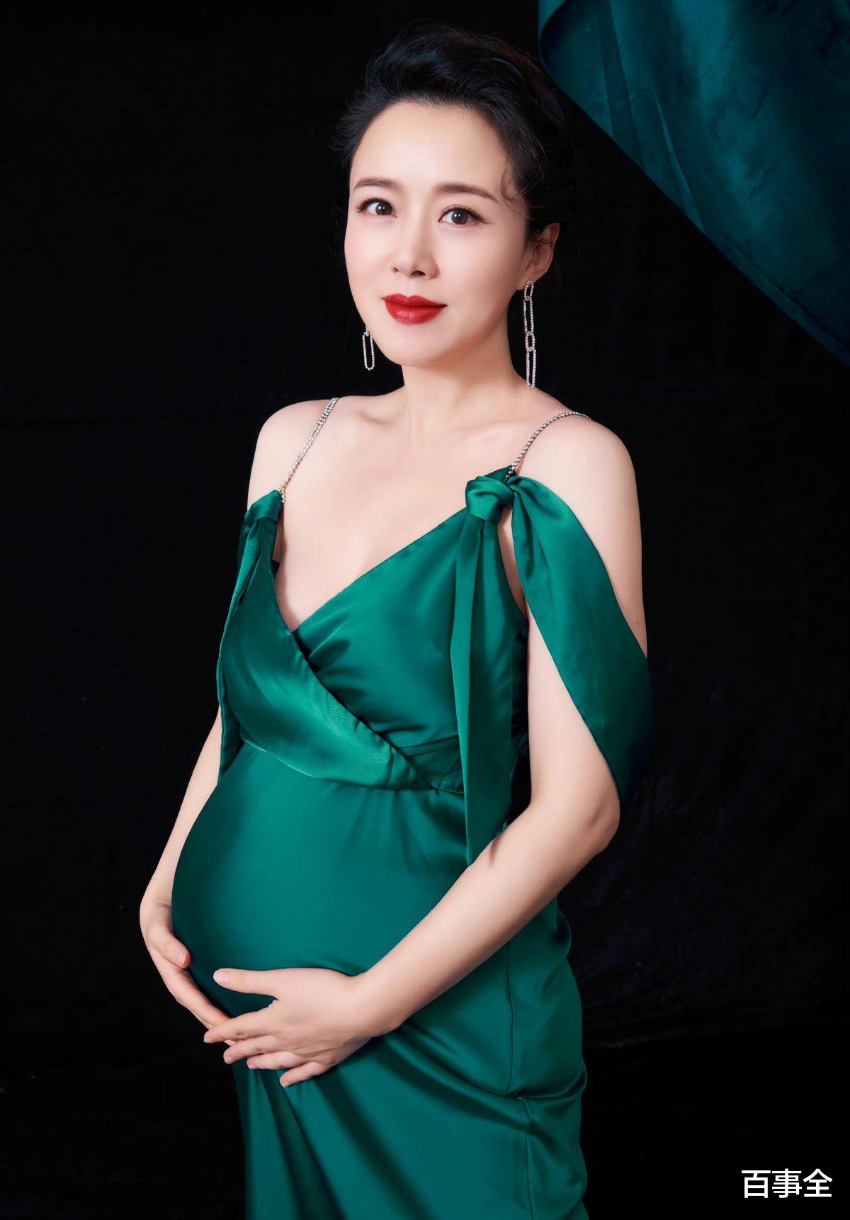 |颜丹晨拍孕照庆44岁生日！穿吊带裙身材火辣，老公身份至今成谜