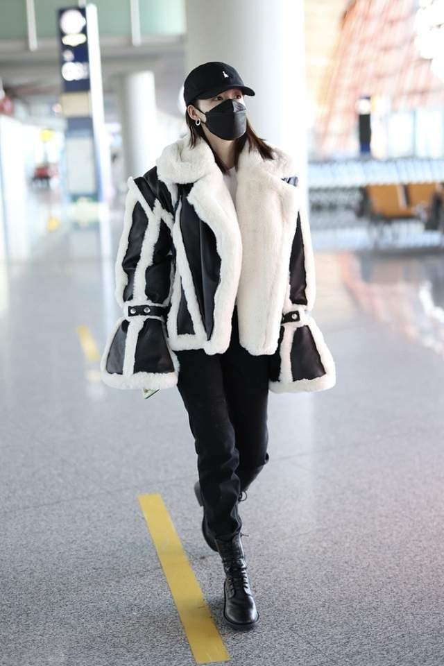 李沁|被李沁惊艳到了！穿棕色皮衣配小黑裤，飒爽温柔又显腿长