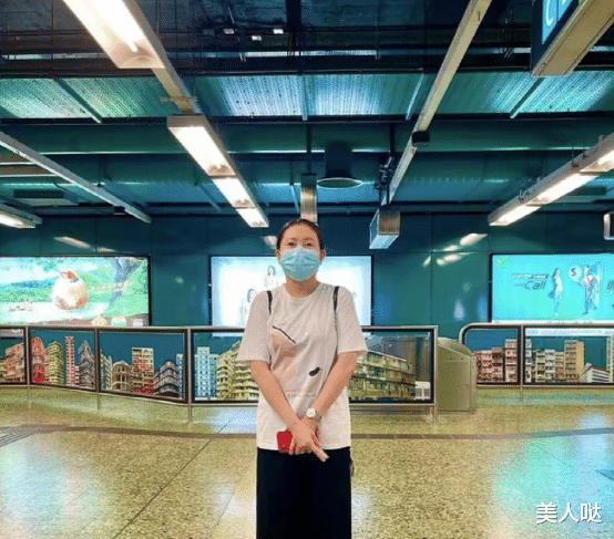 李丽珍|56岁李丽珍素颜出游太接地气，不修边幅成胖阿姨，变大饼脸好臃肿