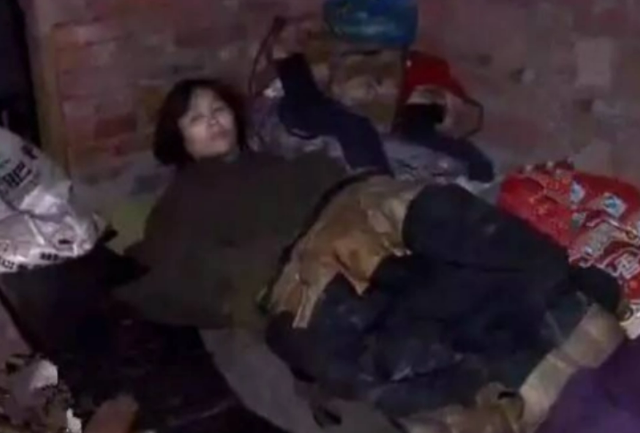 1995年,四川女大学生被120元卖给山村老汉,2人跟牲口住了17年