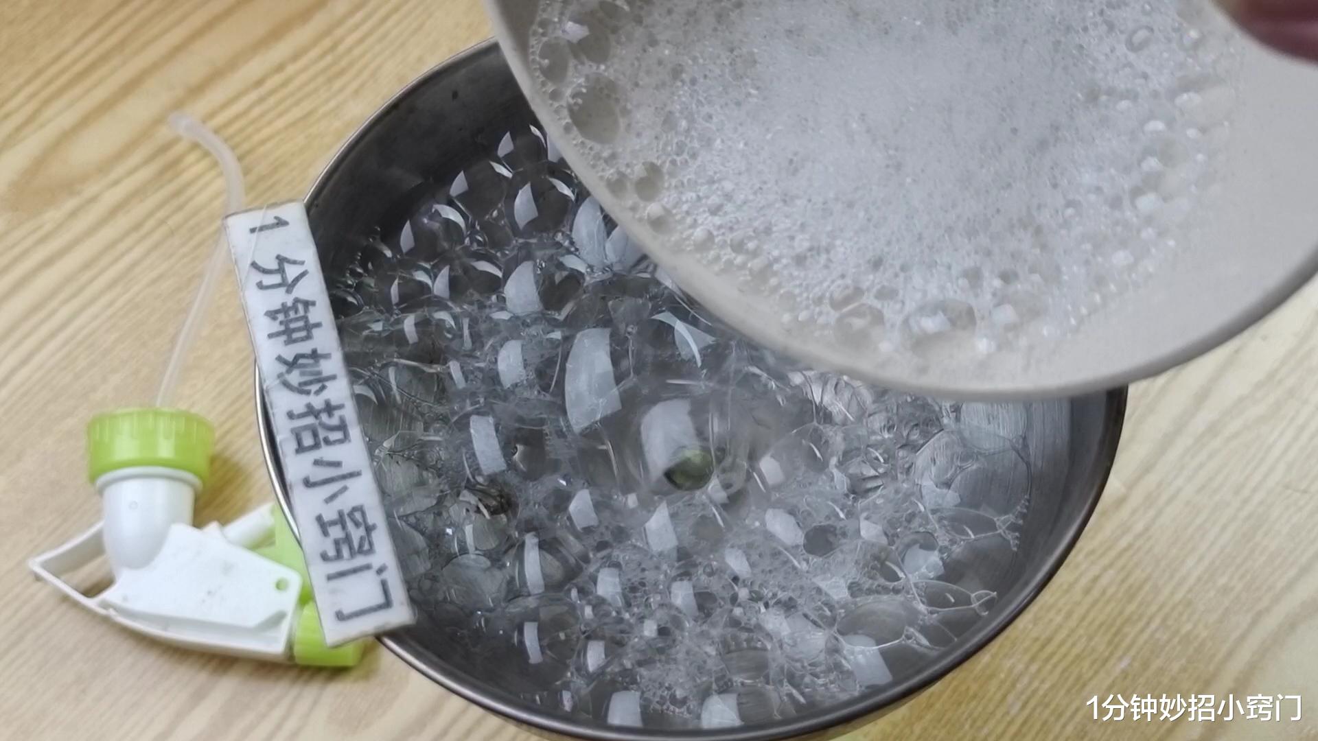 家里的纱窗无论多黑多脏,用一个口罩,不用拆卸,马上焕然一新