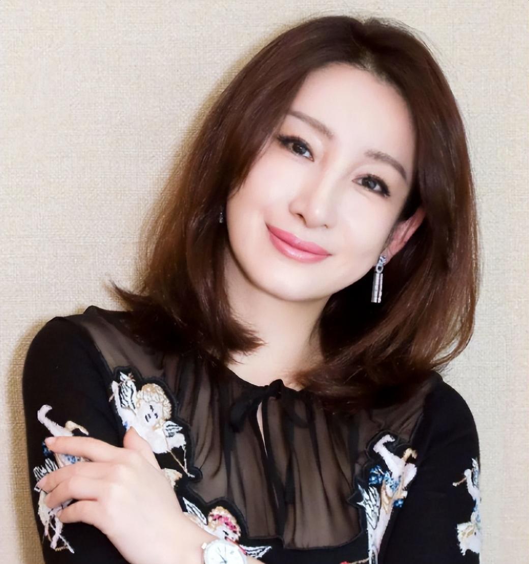 秦海璐|怀孕时公公小叔子相继去世,秦海璐独自当家,今和王新军很幸福