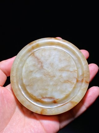 乾隆|清乾隆 和田玉籽料沁色 白玉 石渠圆形 玉砚 摆件