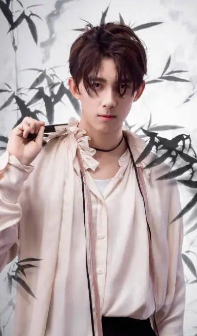 吴磊|网友偶遇吴磊,一边吃饭一边追剧,也是低头族!