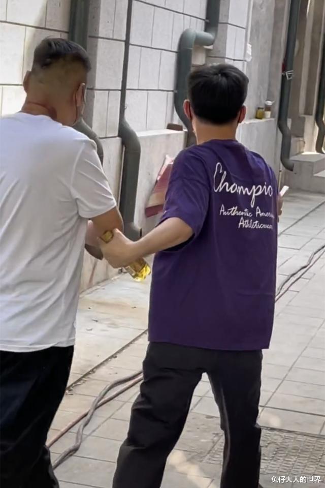 德云社|德云社陶阳到拍戏现场,急忙下车给彪哥开道,陶阳是真会玩