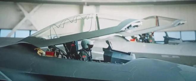 长空之王|国庆期间上映的电影《长空之王》会成为中国票房之冠吗？