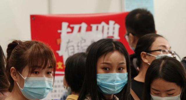 |“四年大学花了15万”,农村家长含泪哭诉,想到学生现状就很心酸