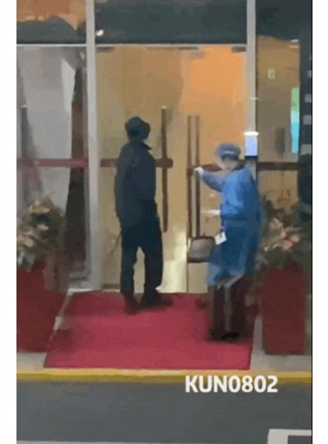 蔡徐坤|娱乐圈蔡徐坤式巨婴泛滥!不会开门穿鞋打伞扇扇子,生活不能自理