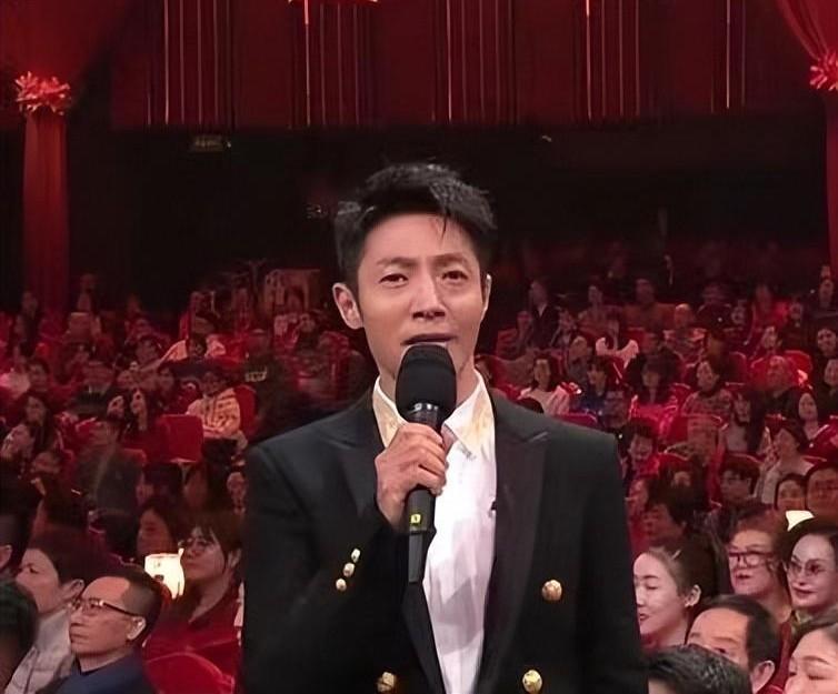 撒贝宁|撒贝宁连续闹了三年春晚!每一次都差点搞砸,即兴发挥让导演头疼!