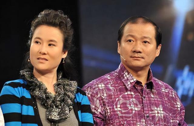 唐鉴军|演员唐鉴军参加饭局，酒后兴致高昂一展歌喉，旁边的美女引发热议