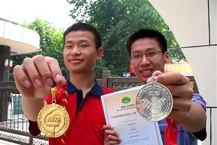 |韦神现身餐厅，一个人吃东西，“孤独”这个词被他体现的淋漓尽致