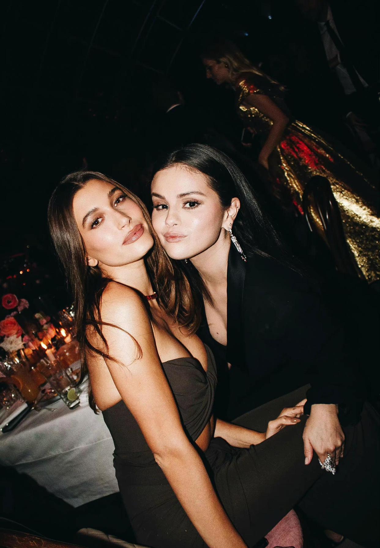 贾斯汀·比伯|比伯前女友和妻子公开热情拥抱，贴脸摆拍，这是什么OMG世纪同框