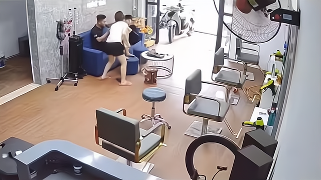 女子摔倒趴在地上好久,两男子笑而不动,网友:难怪你们单身