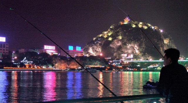 饵料|晚上钓鱼用电子漂好,还是夜钓灯好?什么样的电子漂灵敏度比较高