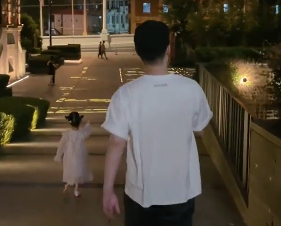 张子萱|张子萱罕见与陈赫秀恩爱!老公背后摸头太甜蜜,一件短袖上万元