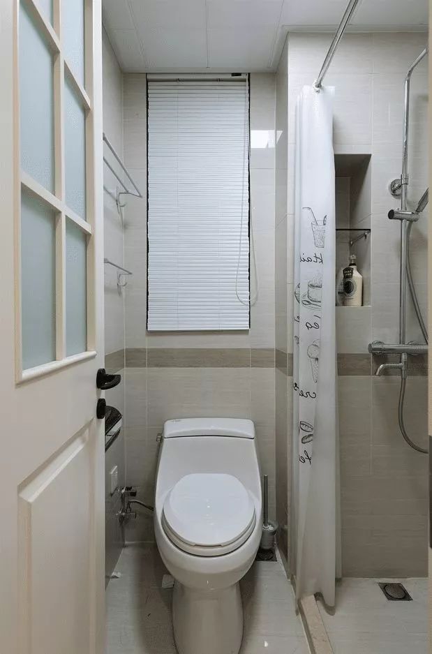 小户型卫生间就用浴帘来做个干湿分离吧,更省空间