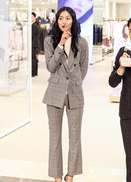 刘雯|职场女性还显稚嫩，跟着大表姐刘雯搭配衣服，气质优雅还高级