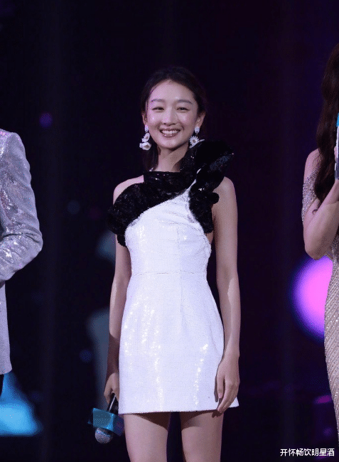 周冬雨|“日月潭”的黑白连衣裙，周冬雨再现最美风姿，网友：无敌！