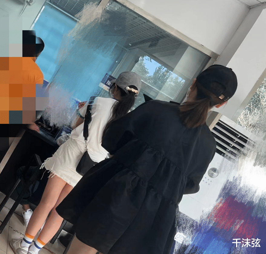 戚薇被40人指证售假!本人挺大孕肚亲自去报警,店铺商品被下架