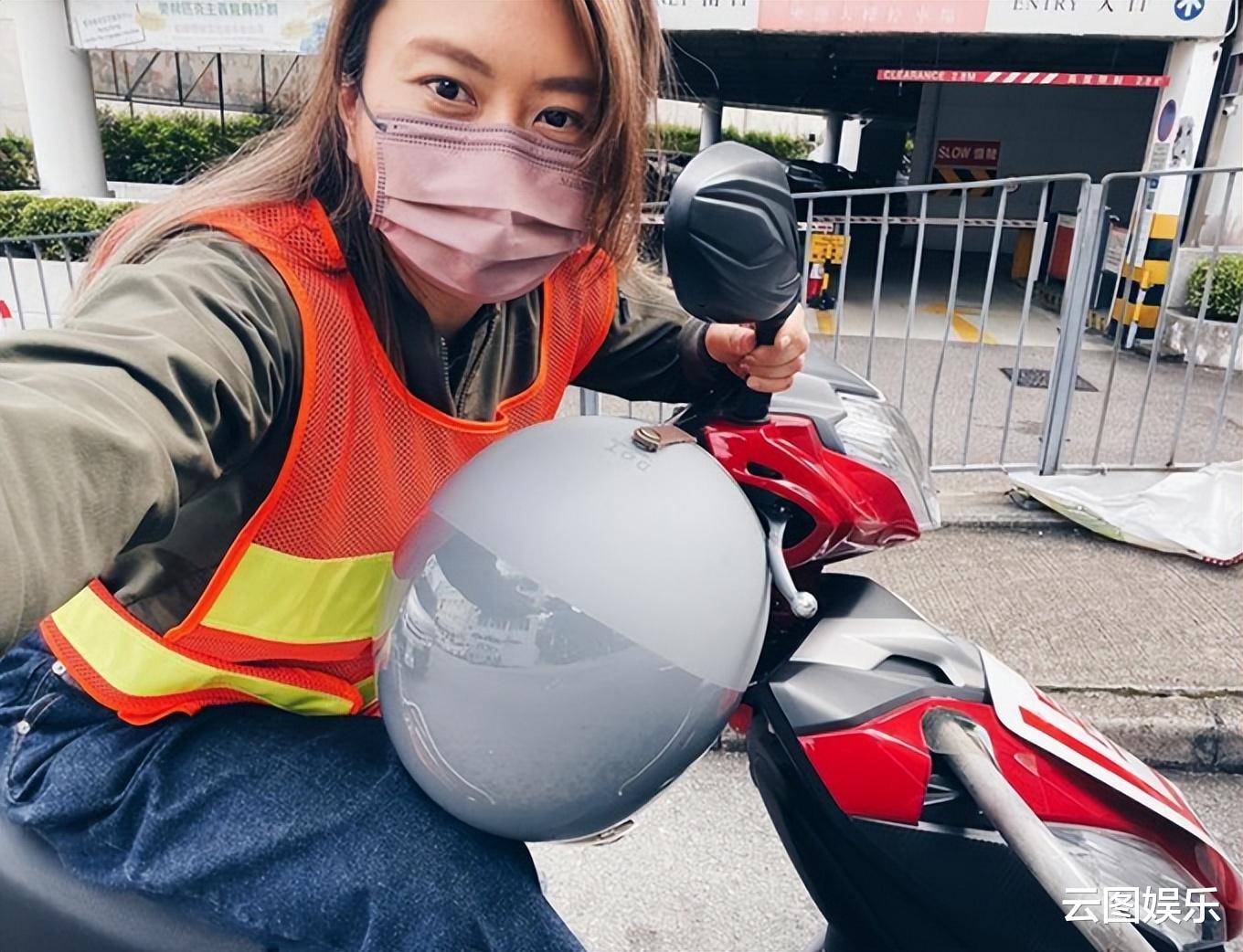 黄霑|黄霑女儿现身考摩托驾照,46岁打扮朴素,未继承父亲遗产自力更生