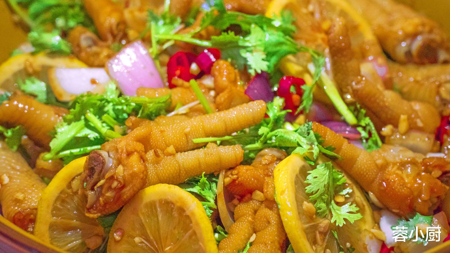 立秋润燥,饮食上可“减辛增酸”,多吃“3黄2白1红”,润肺养胃