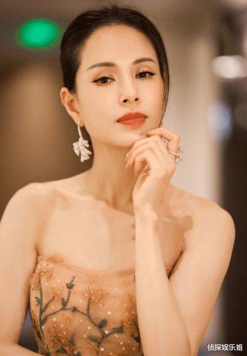 李若彤|56岁李若彤晒近照，空气刘海配清纯着装嫩回18岁，被赞像大学生