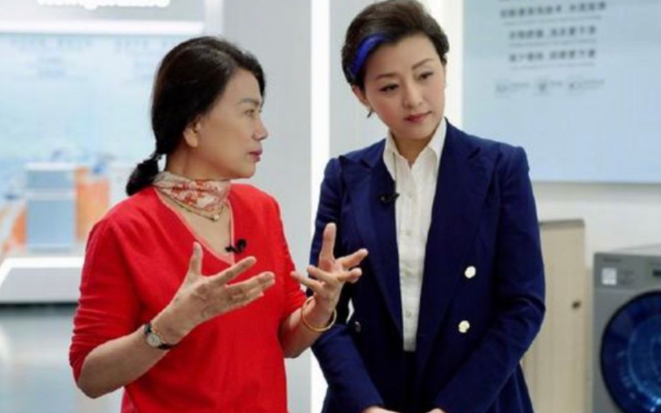 面膜 董明珠认真打扮，穿万元红裙优雅亮相，仍被杨澜一撮蓝发抢了镜