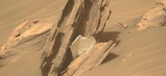谁在火星扔垃圾?毅力号发现闪亮的箔片,NASA:是火星车拍的