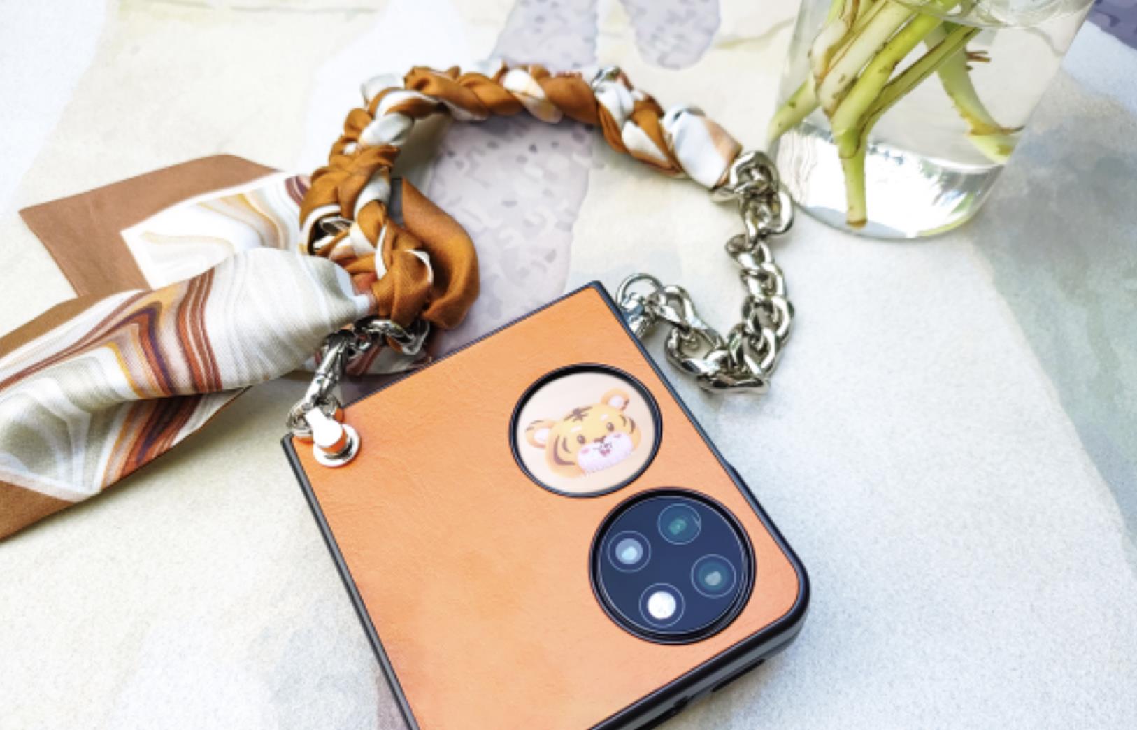 袁咏仪|紫薯芋泥后！张智霖再送袁咏仪折叠式手机，特殊小图案又闪瞎全网