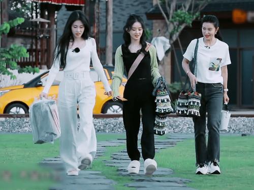 赵丽颖|《中餐厅》赵丽颖惊喜亮相,黄晓明的反应太抢镜了