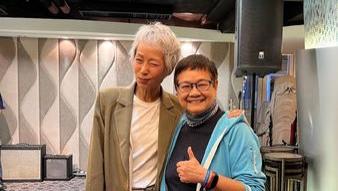 叶童|59岁叶童暴瘦“脖子冒青筋”白发眯眼一笑，皮包骨身材网忧心