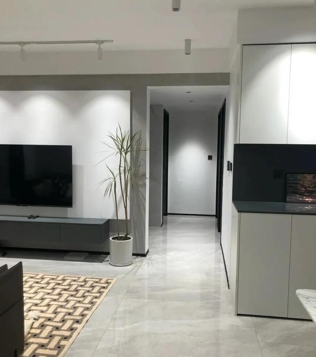 客厅贴米色瓷砖还是灰色瓷砖好看?当初选了灰色,现在真后悔了