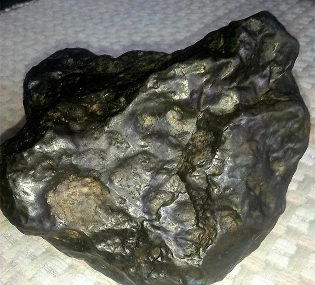中国多地现不明飞行物,拖着尾焰发出绿色火光,专家:疑似火流星