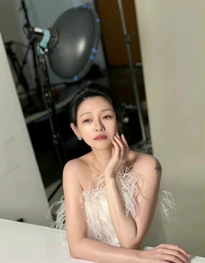 大S|大s复工大爆火!穿白色礼服生图也太美了,胸口纹老公名字秀恩爱