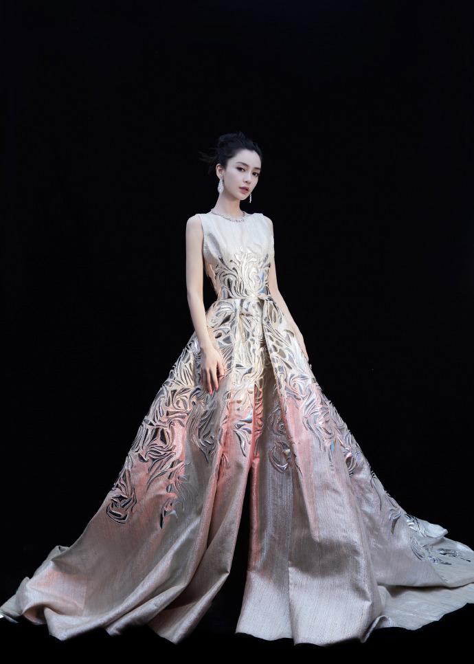 优雅 赵丽颖黑色纱裙高贵 红毯上穿的最少的女明星 女明星红地毯服装